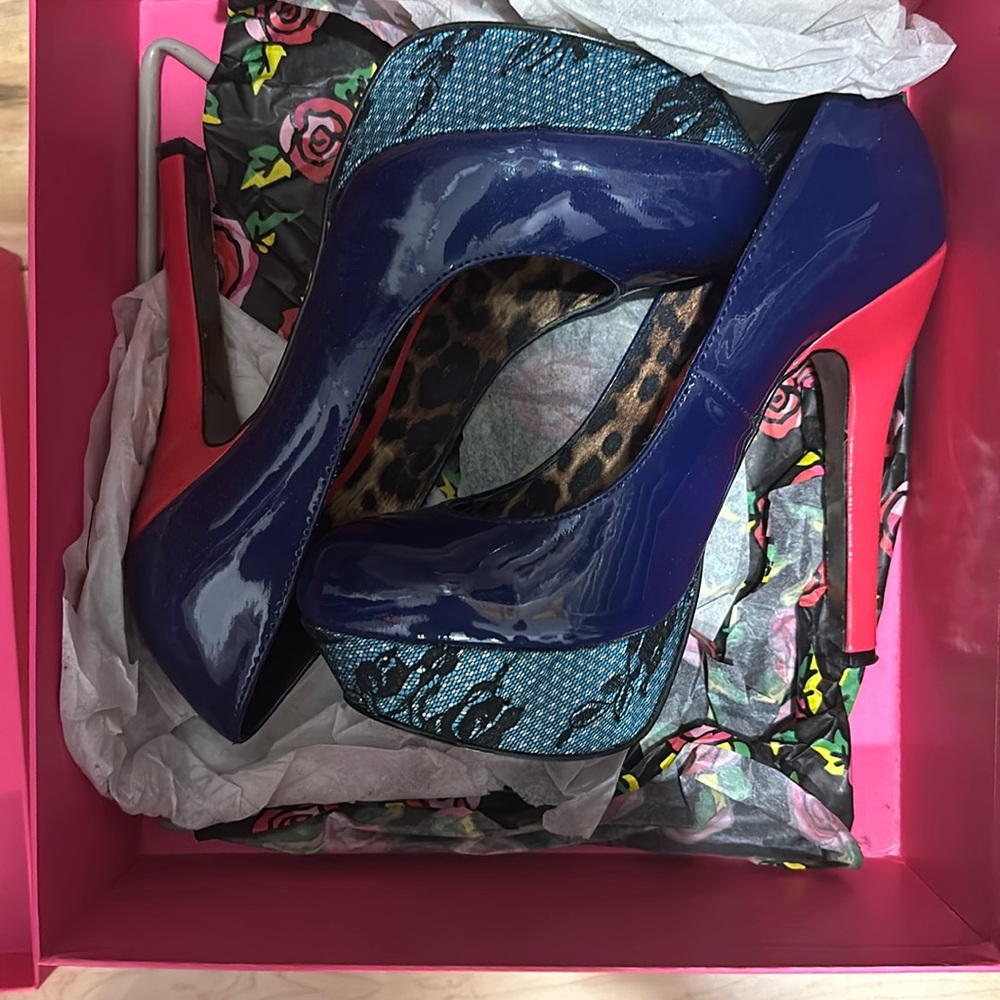 Betsy Johnson patent leather stiletto heels size 6.5 Darria-N Blue Multi